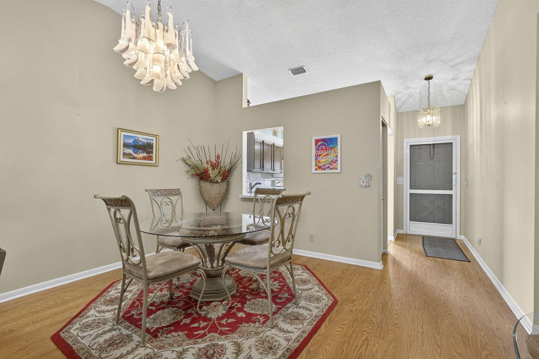 For Sale: $199,900 (2 beds, 2 baths, 1127 Square Feet)