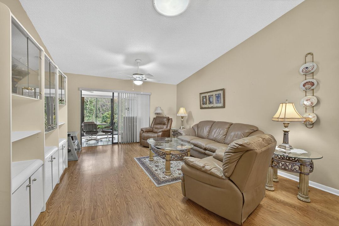 For Sale: $199,900 (2 beds, 2 baths, 1127 Square Feet)