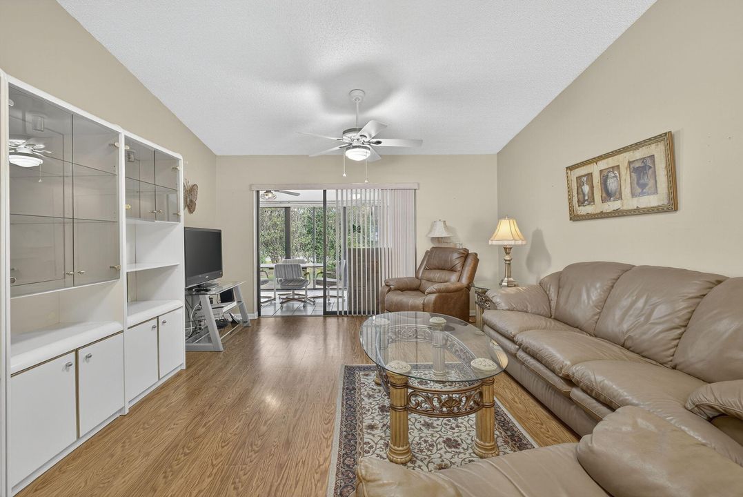 For Sale: $199,900 (2 beds, 2 baths, 1127 Square Feet)