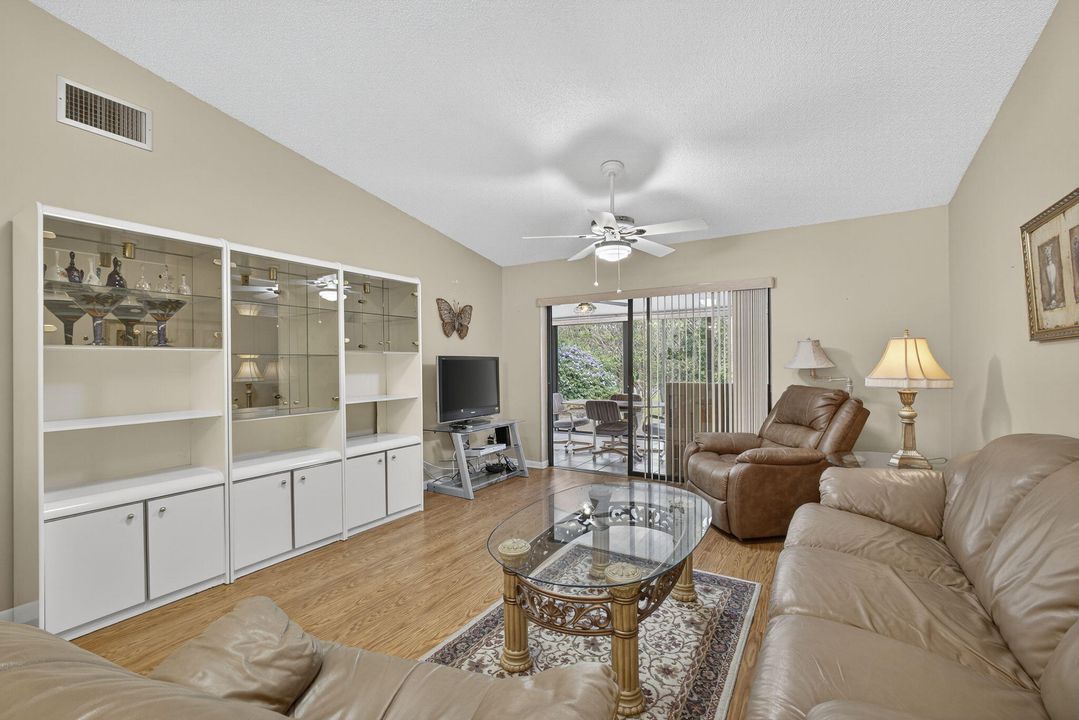 For Sale: $199,900 (2 beds, 2 baths, 1127 Square Feet)