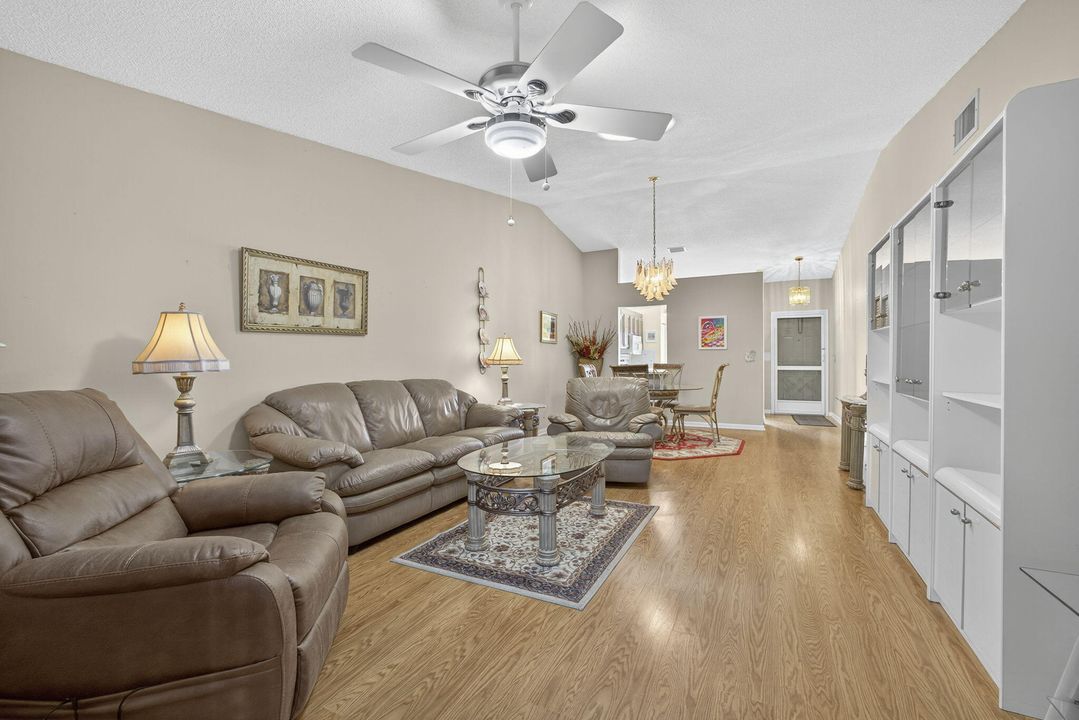 For Sale: $199,900 (2 beds, 2 baths, 1127 Square Feet)