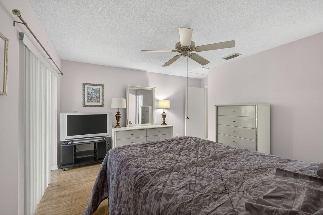 For Sale: $199,900 (2 beds, 2 baths, 1127 Square Feet)