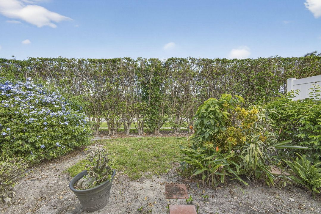 For Sale: $199,900 (2 beds, 2 baths, 1127 Square Feet)