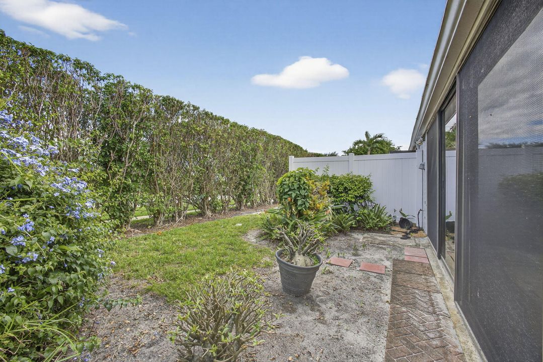 For Sale: $199,900 (2 beds, 2 baths, 1127 Square Feet)