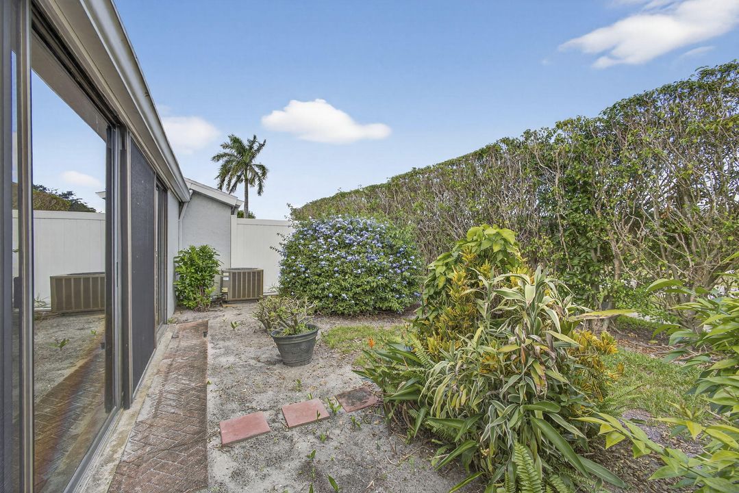 For Sale: $199,900 (2 beds, 2 baths, 1127 Square Feet)