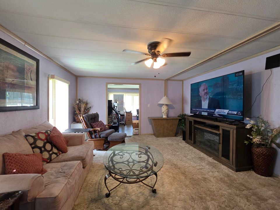 待售: $59,999 (2 贝兹, 2 浴室, 1380 平方英尺)