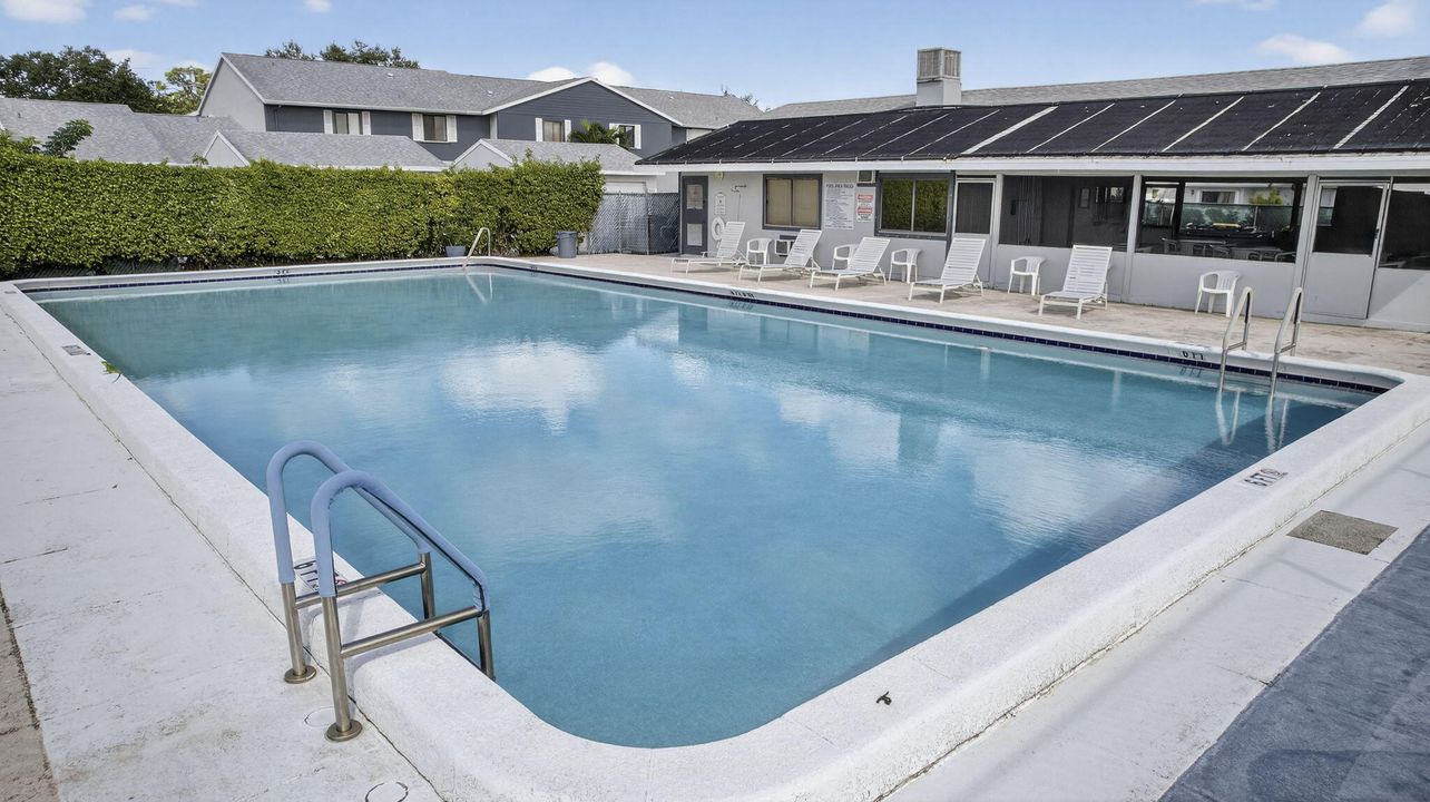 For Sale: $199,900 (2 beds, 2 baths, 1127 Square Feet)