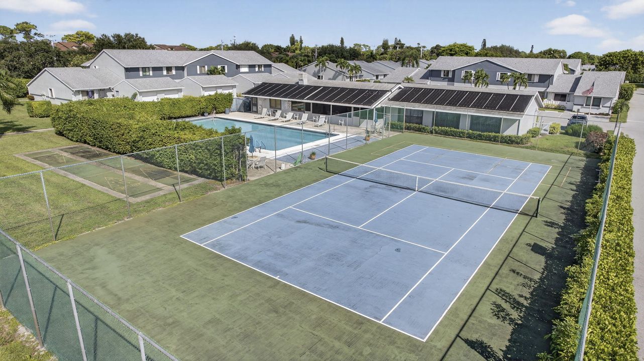 For Sale: $199,900 (2 beds, 2 baths, 1127 Square Feet)