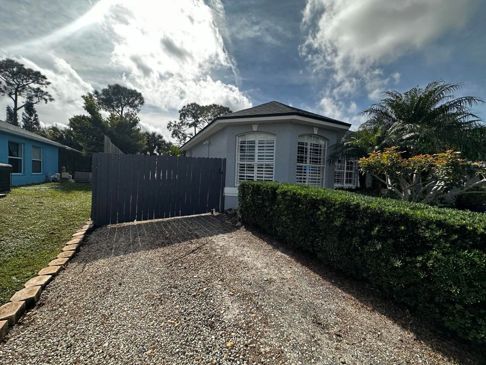 Active With Contract: $3,000 (3 beds, 2 baths, 1836 Square Feet)