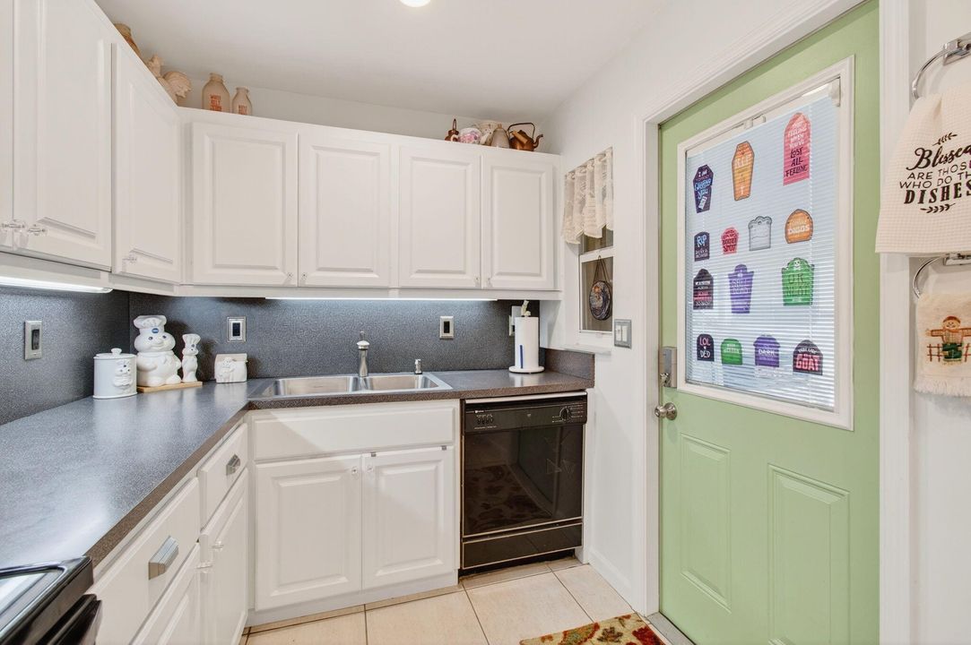 Active With Contract: $1,300,000 (3 beds, 2 baths, 1573 Square Feet)