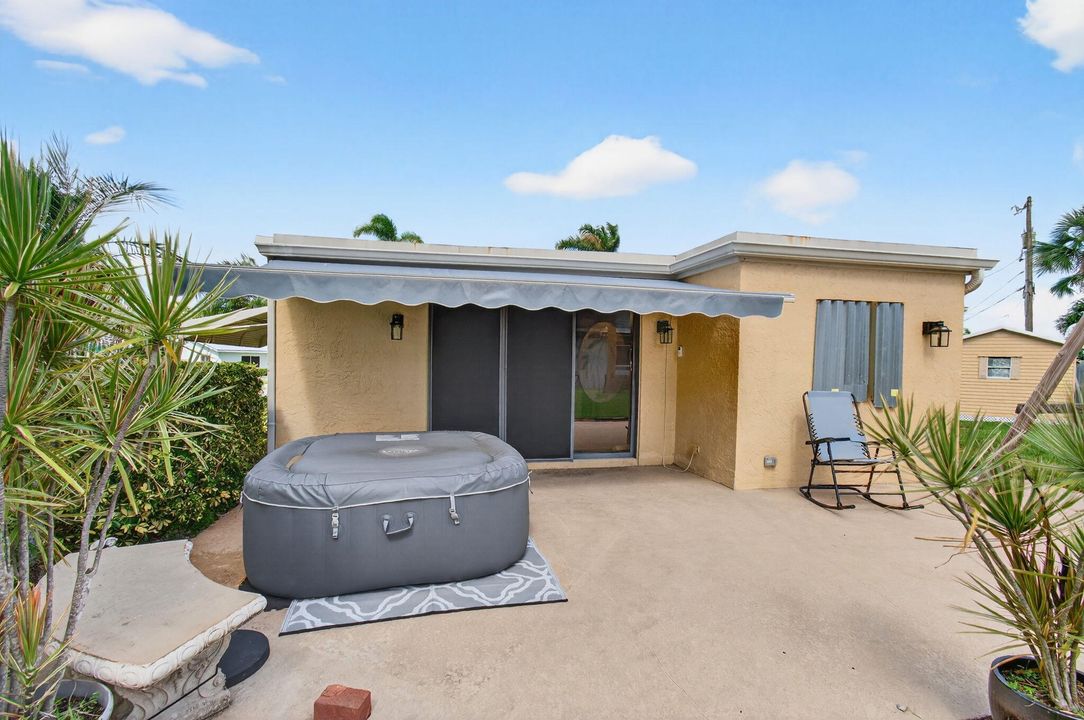 Active With Contract: $1,300,000 (3 beds, 2 baths, 1573 Square Feet)