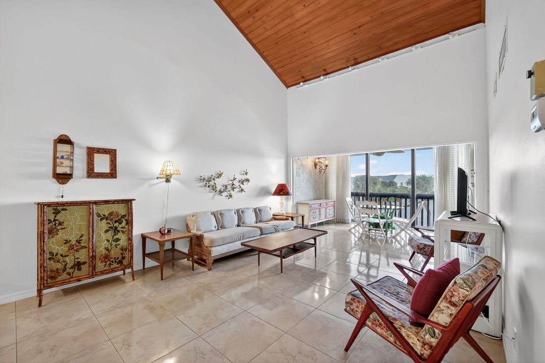 На продажу: $279,000 (2 спален, 2 ванн, 1172 Квадратных фут)