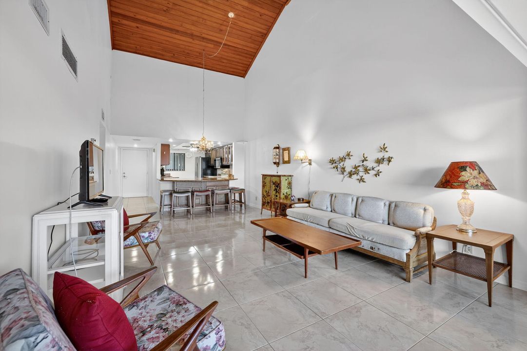 На продажу: $279,000 (2 спален, 2 ванн, 1172 Квадратных фут)