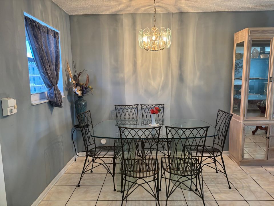 待售: $55,900 (1 贝兹, 1 浴室, 900 平方英尺)