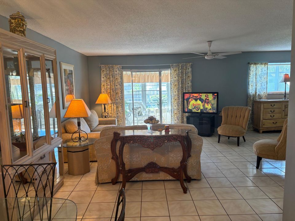 待售: $55,900 (1 贝兹, 1 浴室, 900 平方英尺)