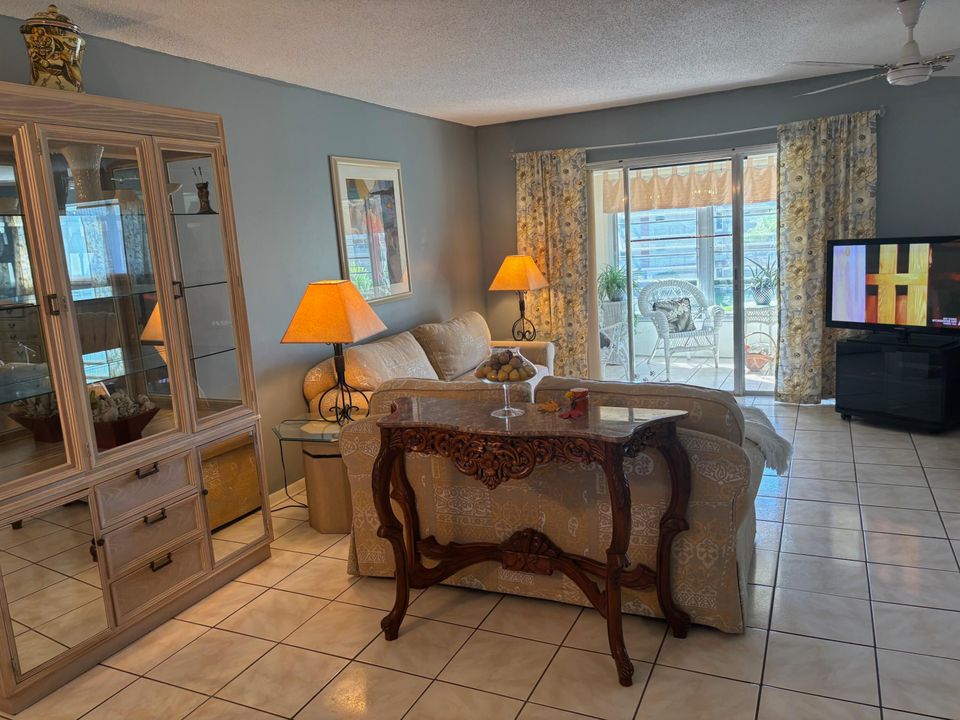 待售: $55,900 (1 贝兹, 1 浴室, 900 平方英尺)