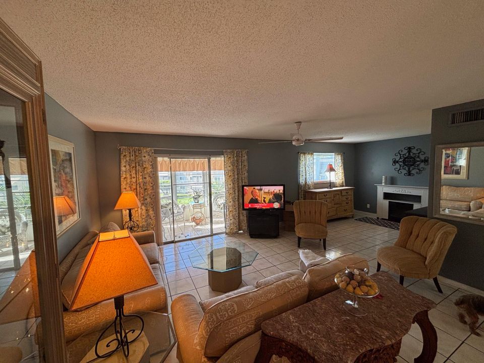 待售: $55,900 (1 贝兹, 1 浴室, 900 平方英尺)