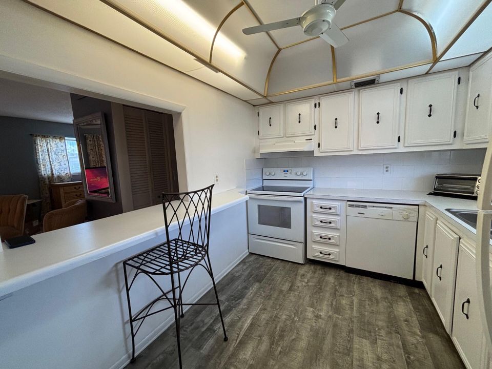 待售: $55,900 (1 贝兹, 1 浴室, 900 平方英尺)