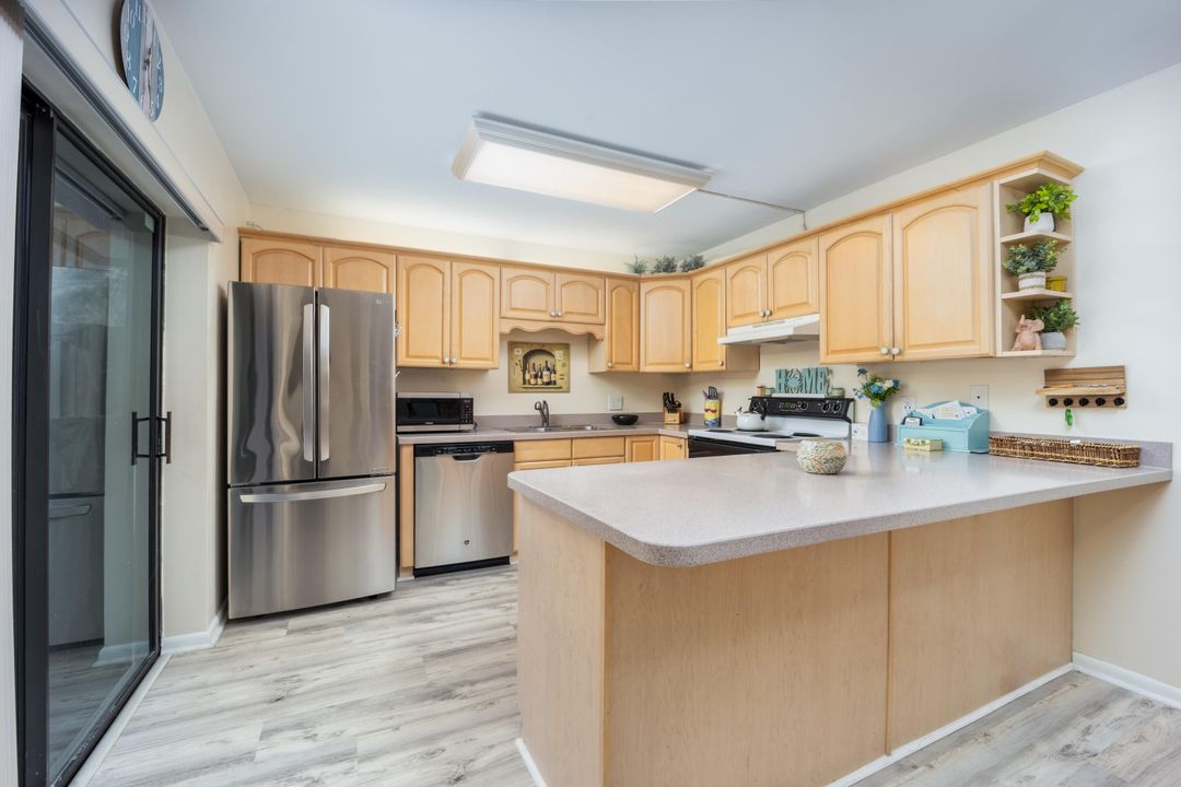 合同活跃: $449,000 (2 贝兹, 2 浴室, 1288 平方英尺)