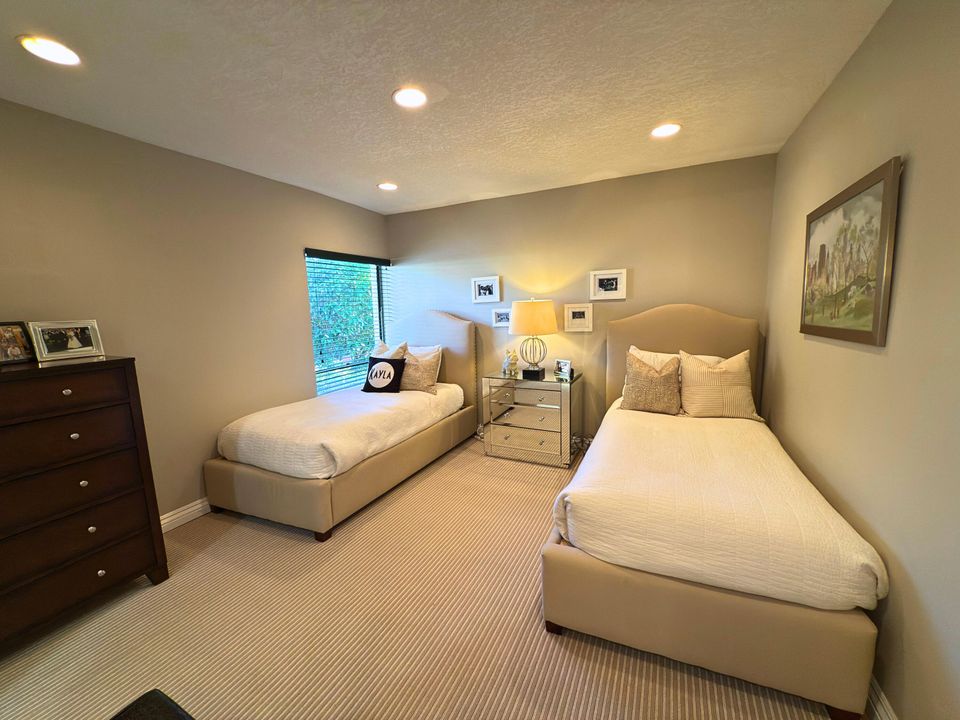 Active With Contract: $600,000 (2 beds, 2 baths, 1450 Square Feet)