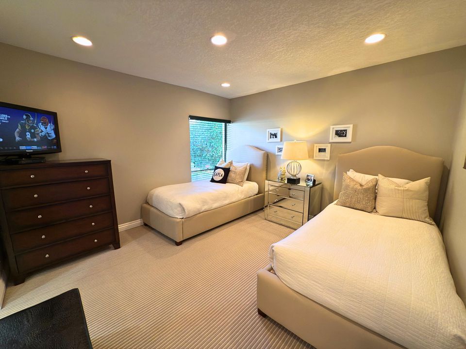 Active With Contract: $600,000 (2 beds, 2 baths, 1450 Square Feet)