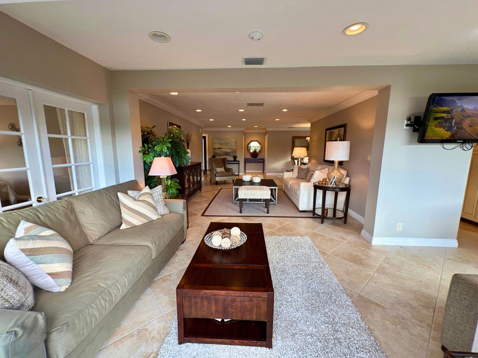 Active With Contract: $600,000 (2 beds, 2 baths, 1450 Square Feet)