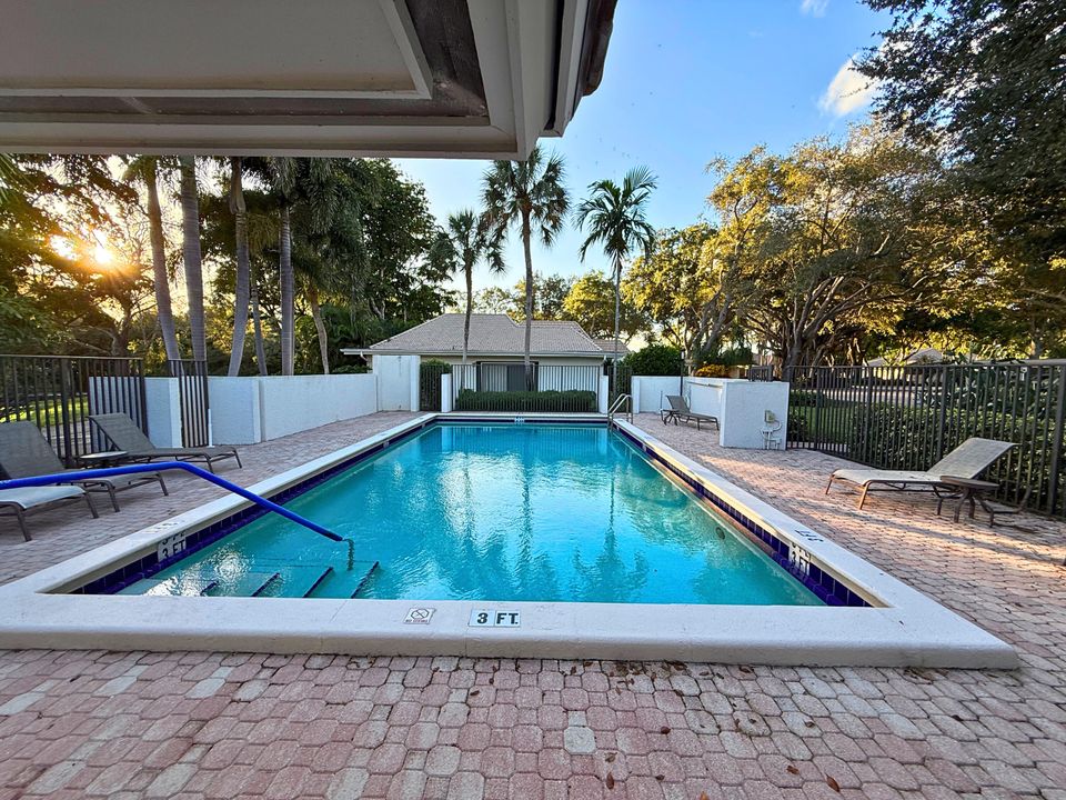 Active With Contract: $600,000 (2 beds, 2 baths, 1450 Square Feet)