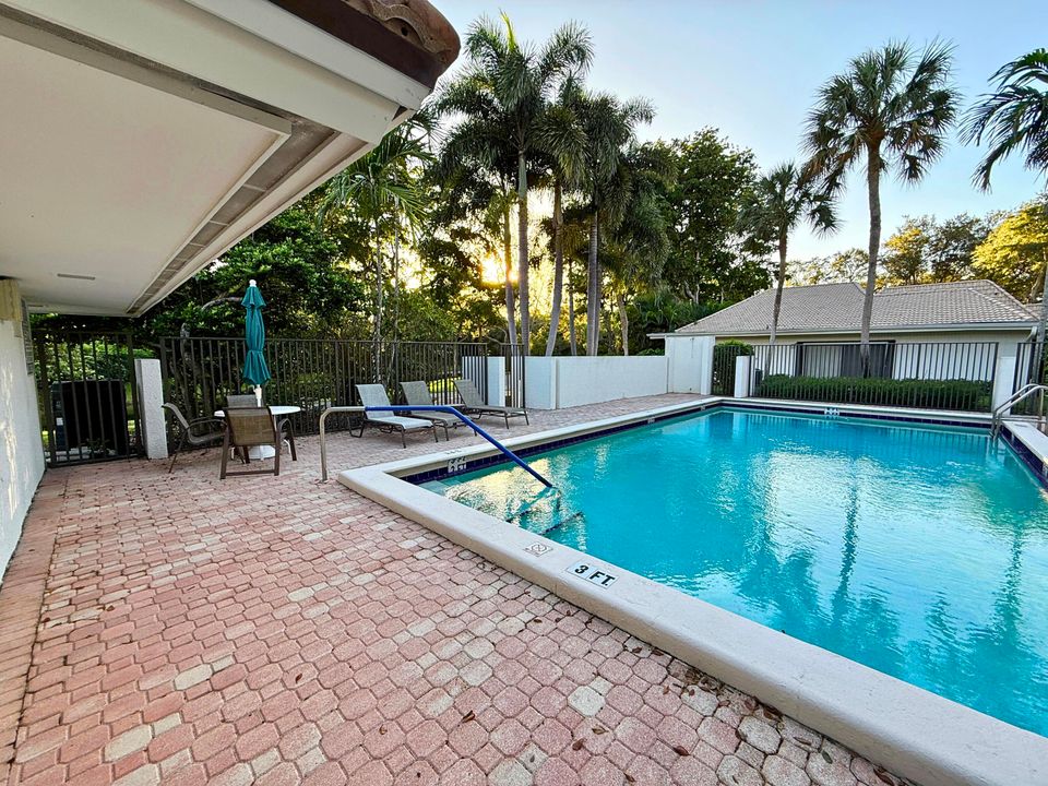 Active With Contract: $600,000 (2 beds, 2 baths, 1450 Square Feet)