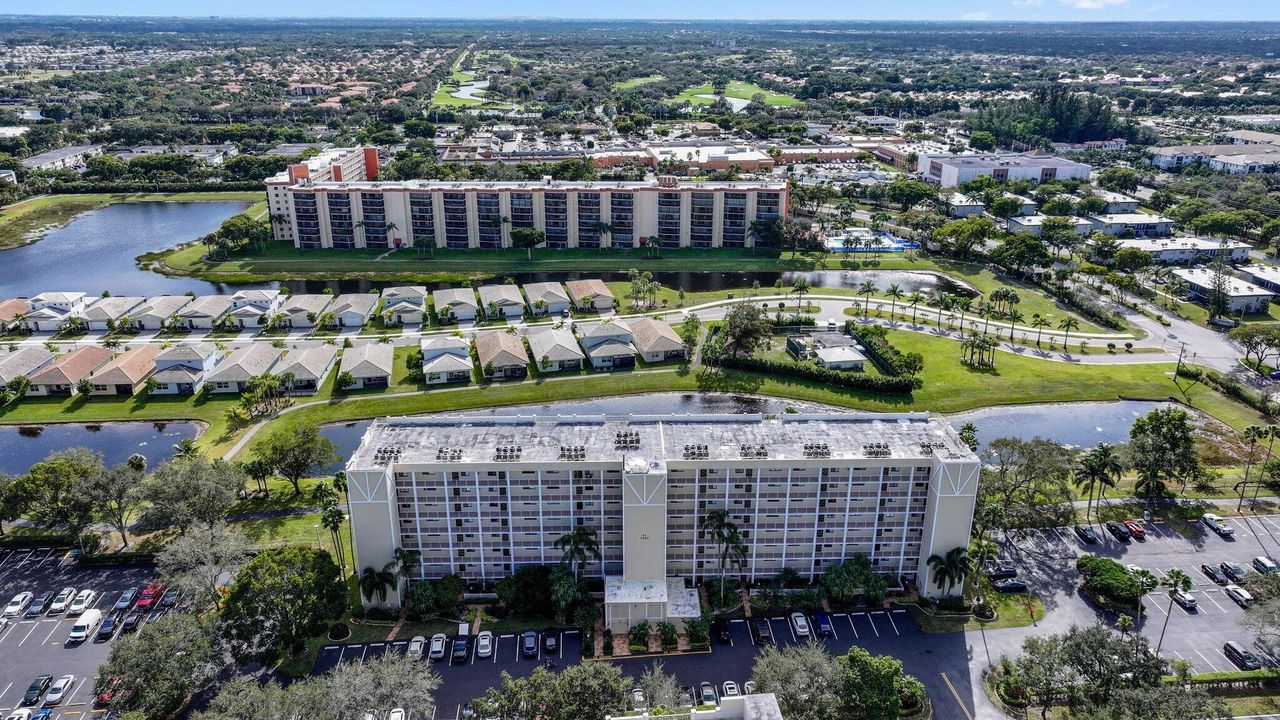 Под контрактом: $299,900 (2 спален, 2 ванн, 1230 Квадратных фут)