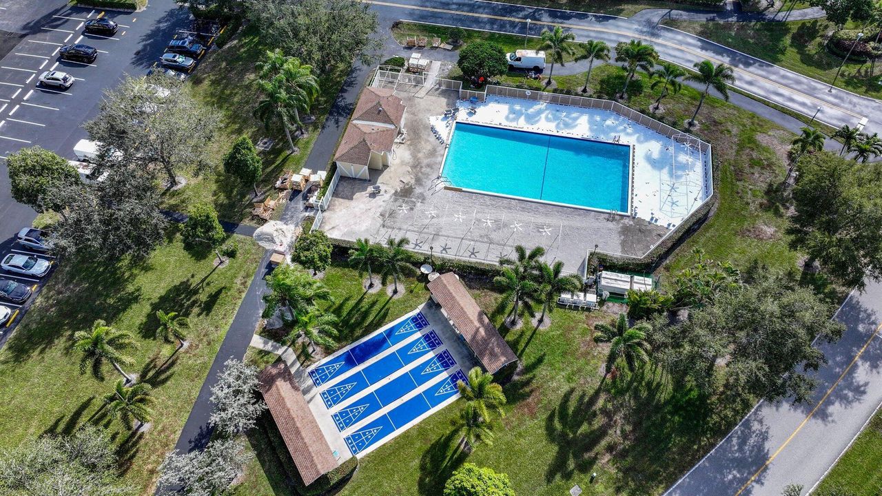 Под контрактом: $299,900 (2 спален, 2 ванн, 1230 Квадратных фут)