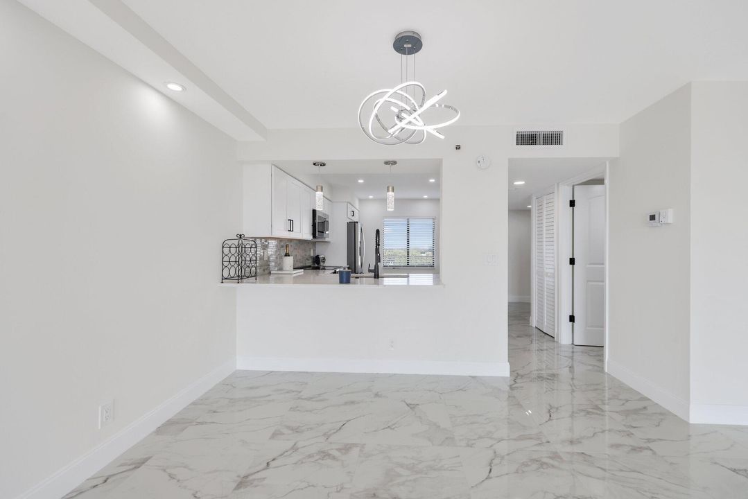 Под контрактом: $299,900 (2 спален, 2 ванн, 1230 Квадратных фут)