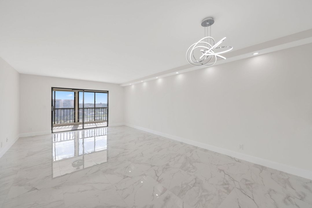 Под контрактом: $299,900 (2 спален, 2 ванн, 1230 Квадратных фут)