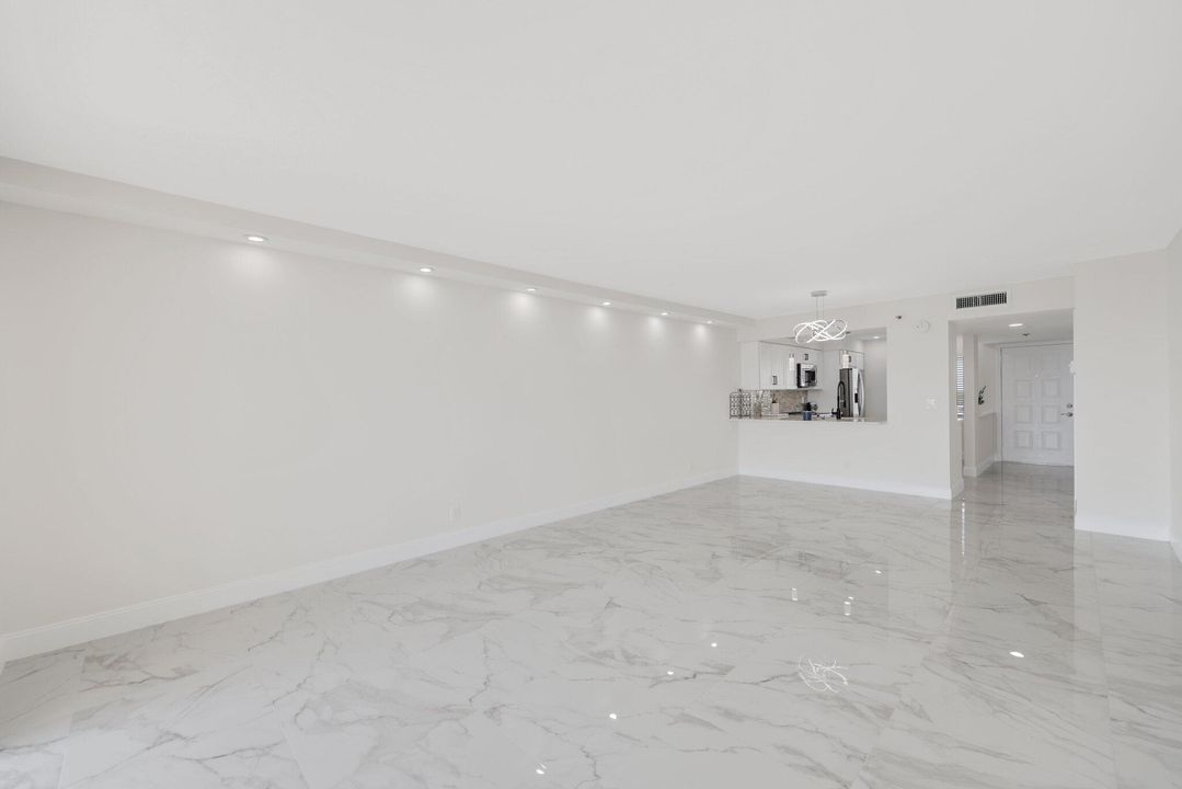 Под контрактом: $299,900 (2 спален, 2 ванн, 1230 Квадратных фут)