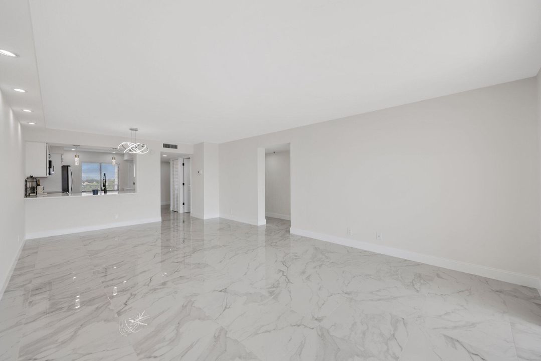 Под контрактом: $299,900 (2 спален, 2 ванн, 1230 Квадратных фут)