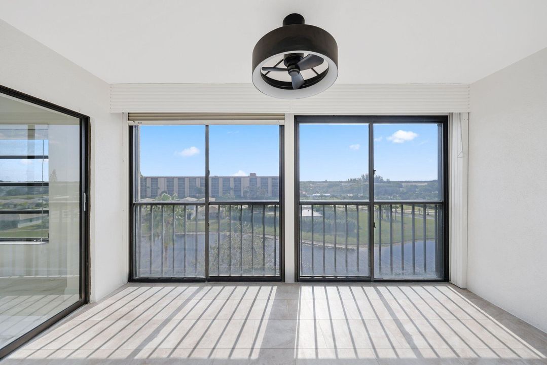 Под контрактом: $299,900 (2 спален, 2 ванн, 1230 Квадратных фут)