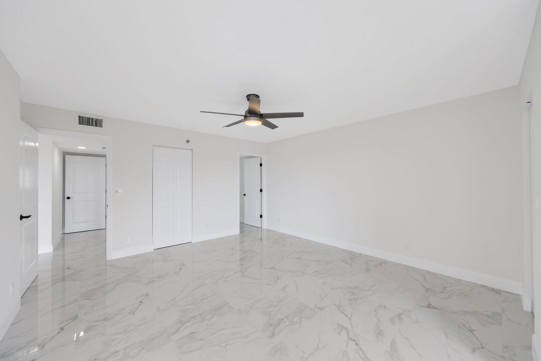 Под контрактом: $299,900 (2 спален, 2 ванн, 1230 Квадратных фут)