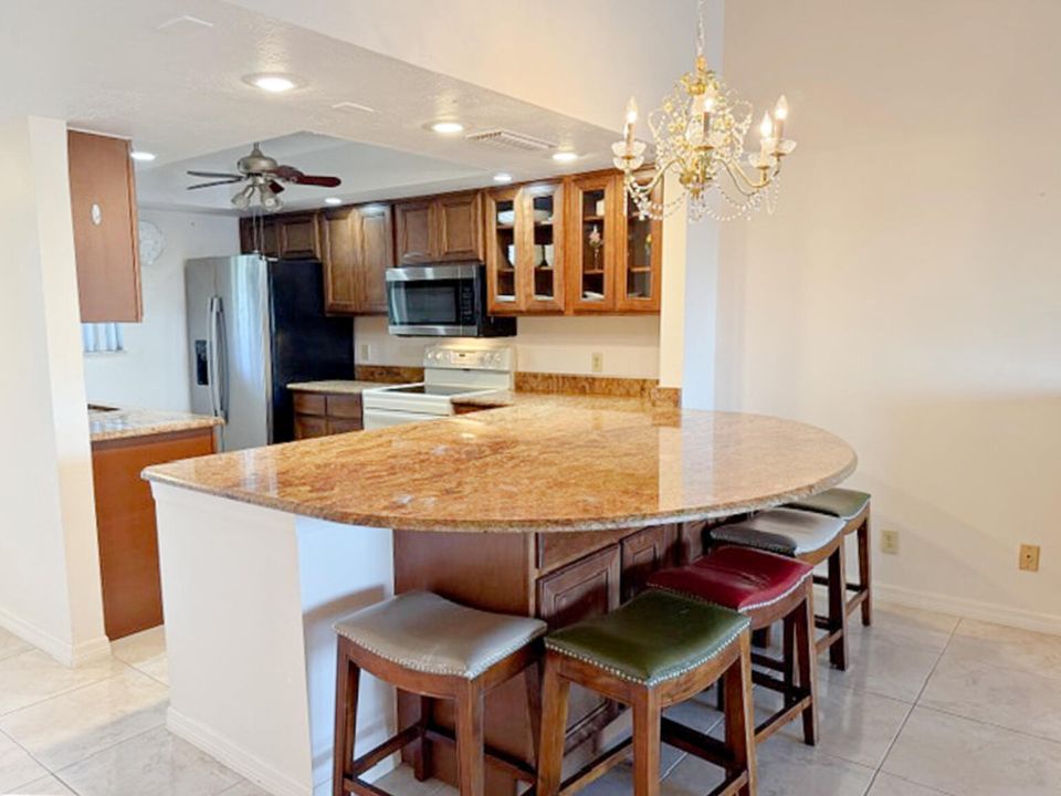 На продажу: $279,000 (2 спален, 2 ванн, 1172 Квадратных фут)