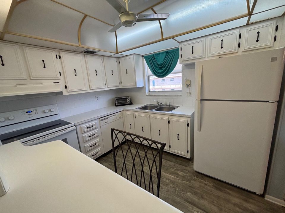 待售: $55,900 (1 贝兹, 1 浴室, 900 平方英尺)