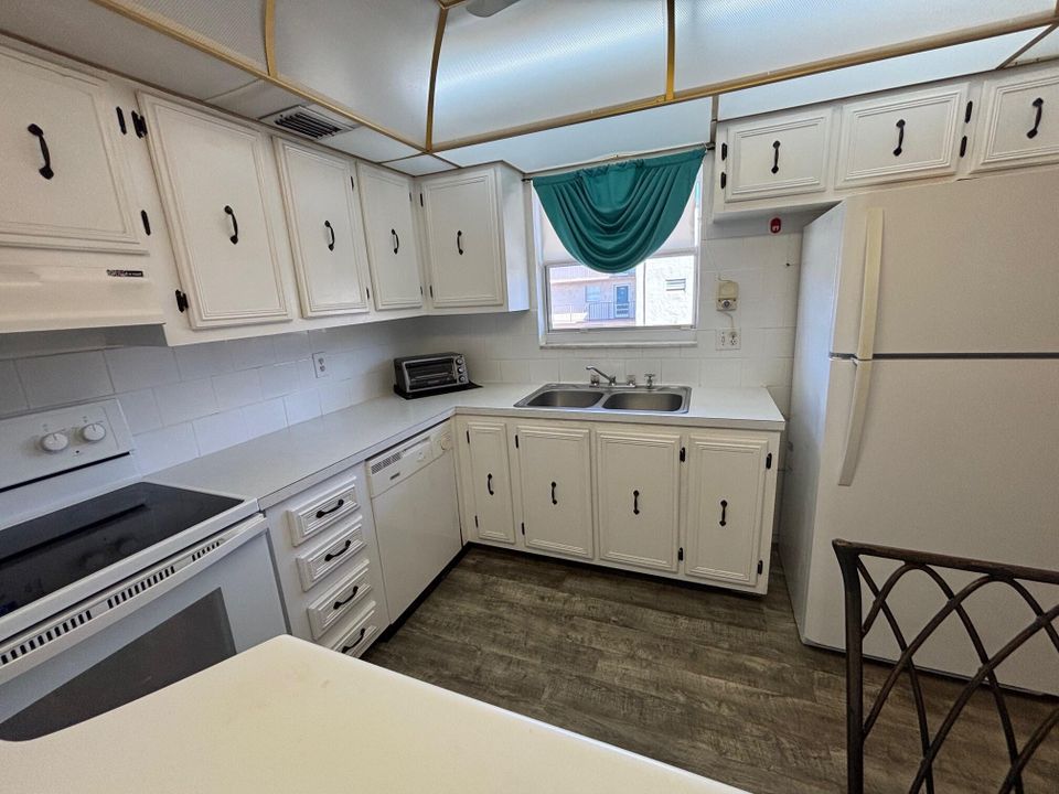 待售: $55,900 (1 贝兹, 1 浴室, 900 平方英尺)