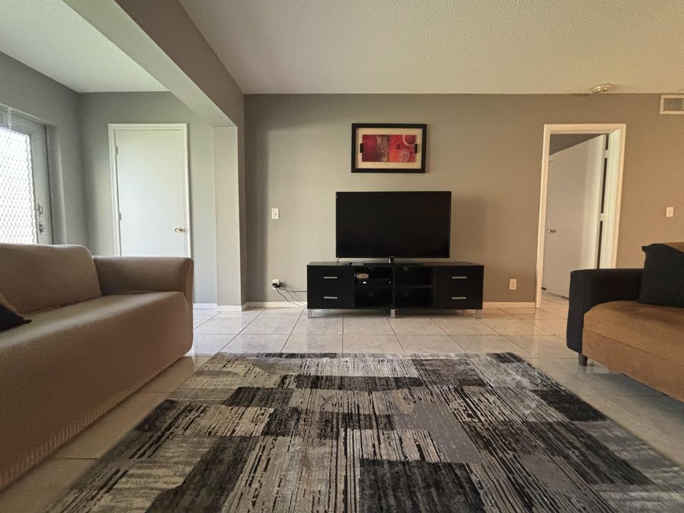 For Rent: $1,950 (2 beds, 2 baths, 1167 Square Feet)