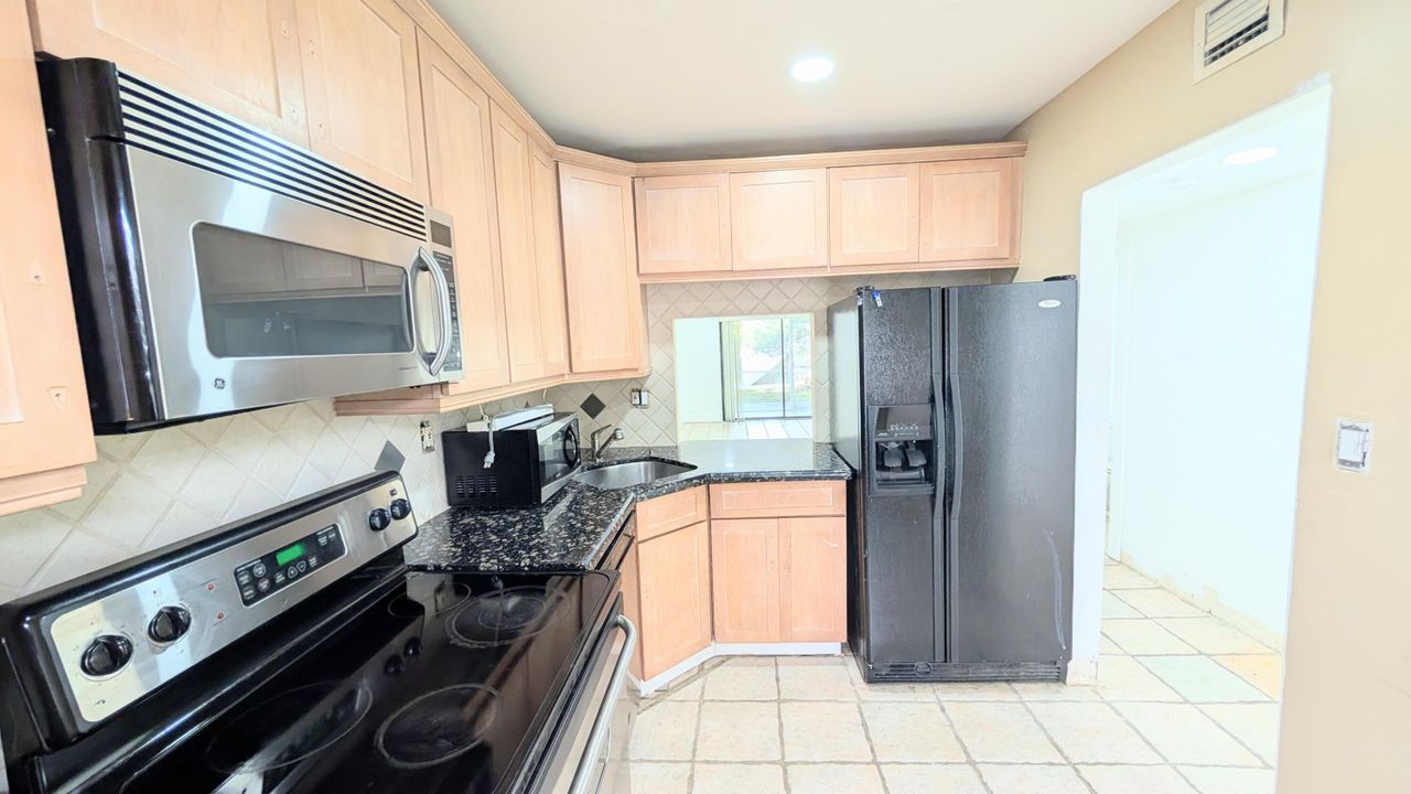 待售: $120,000 (1 贝兹, 1 浴室, 850 平方英尺)