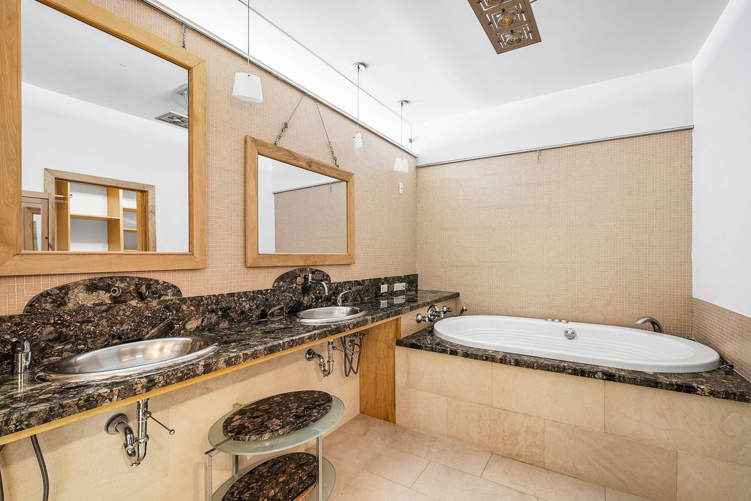 For Sale: $799,999 (2 beds, 2 baths, 1425 Square Feet)