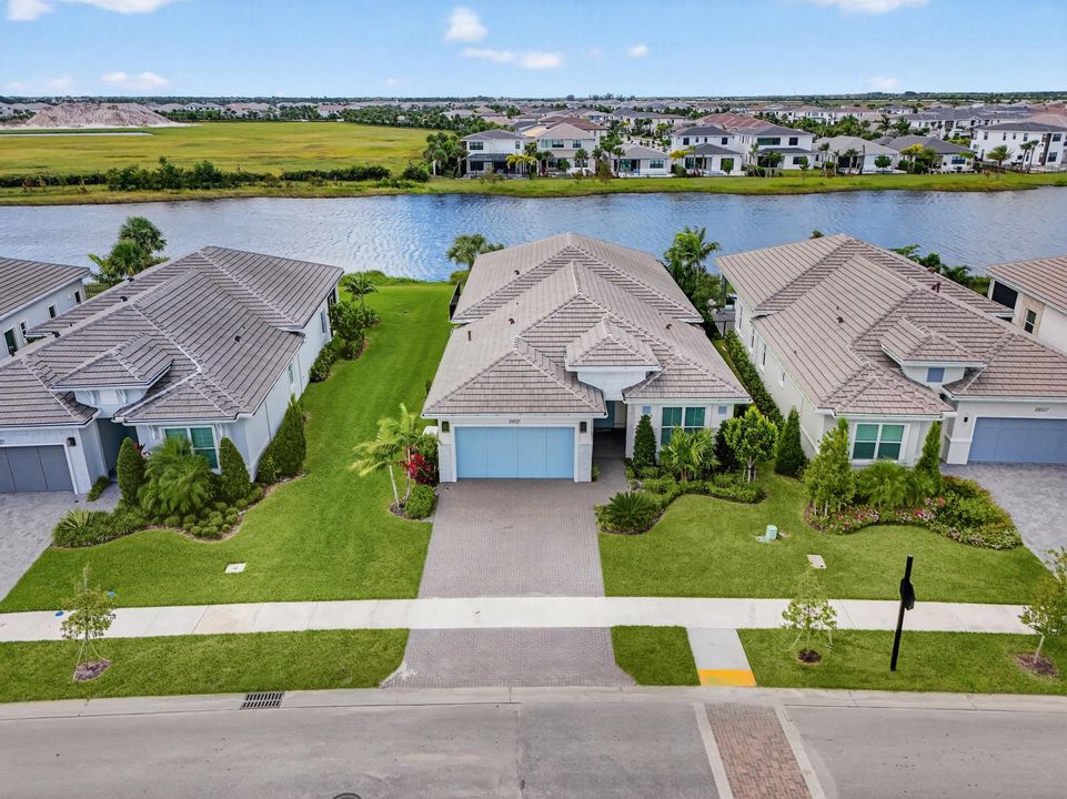 For Sale: $1,300,000 (3 beds, 2 baths, 2409 Square Feet)
