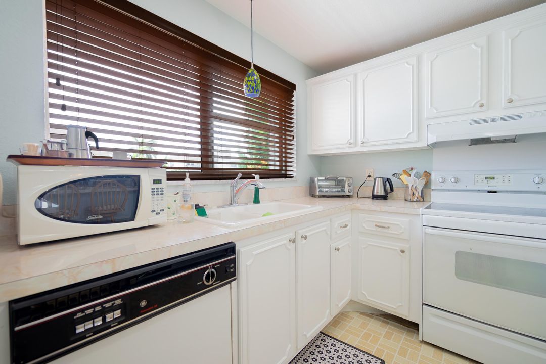 For Rent: $2,500 (2 beds, 2 baths, 963 Square Feet)