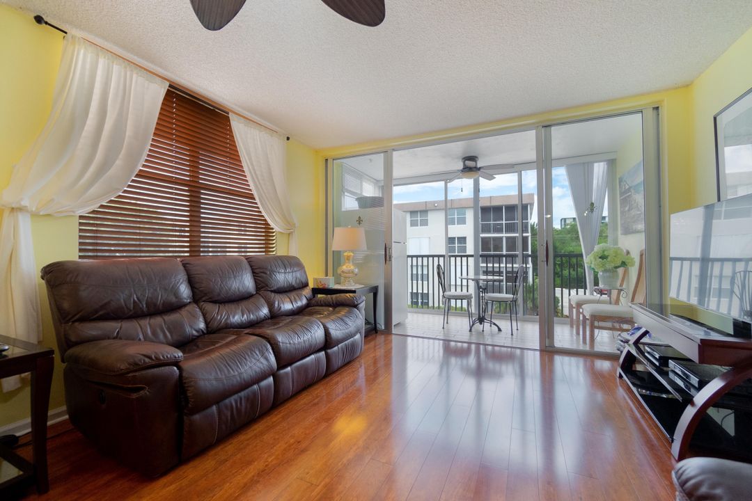 For Rent: $2,500 (2 beds, 2 baths, 963 Square Feet)