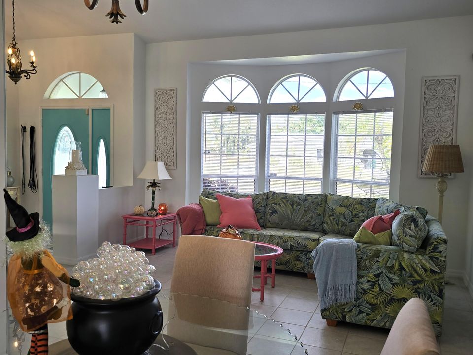 合同活跃: $485,000 (3 贝兹, 2 浴室, 1738 平方英尺)