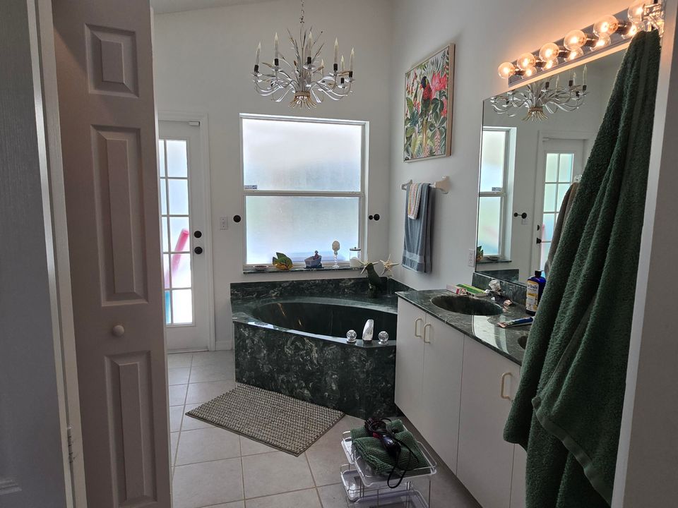 合同活跃: $485,000 (3 贝兹, 2 浴室, 1738 平方英尺)