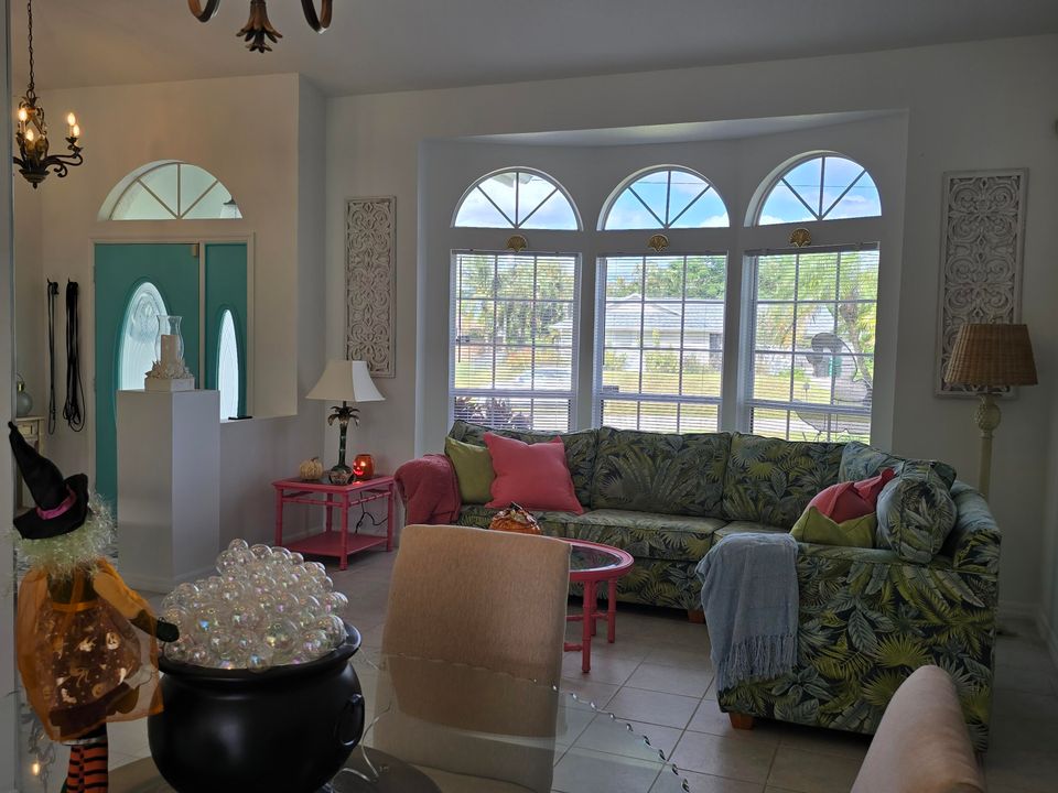 合同活跃: $485,000 (3 贝兹, 2 浴室, 1738 平方英尺)