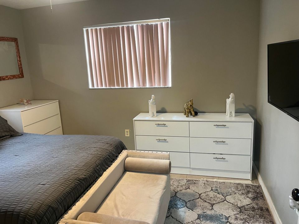 For Sale: $559,999 (4 beds, 2 baths, 2006 Square Feet)