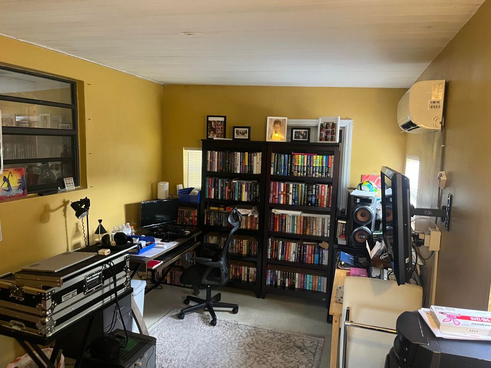 For Sale: $559,999 (4 beds, 2 baths, 2006 Square Feet)